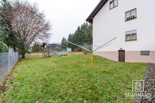 Außenansicht - Grünfläche neben dem Haus