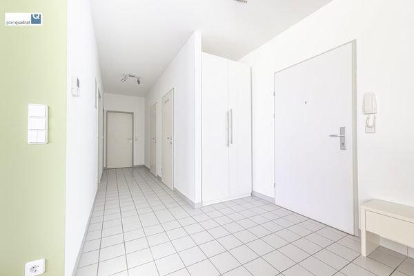 Vorraum (alle Räumlichkeiten zentral begehbar)