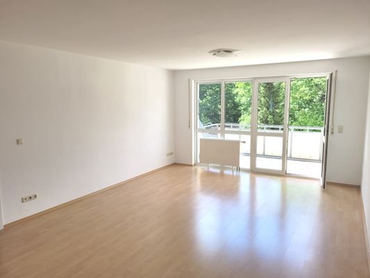 Wohnzimmer m.Blick zum Balkon.jpg