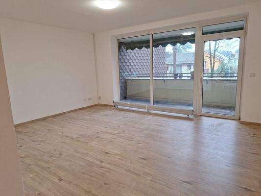 Wohnzimmer mit 2 Balkonen