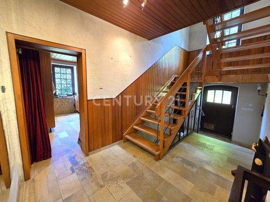 Flur- Treppenhaus im EG des Haupthauses mit Zugang zur Küche