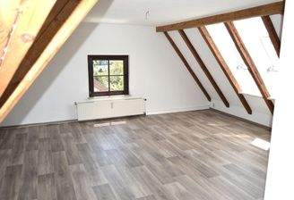 großzügiges Wohnzimmer-Teilansicht