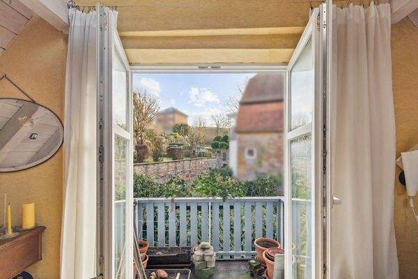 Balkon mit Blick auf die Stadtmauer