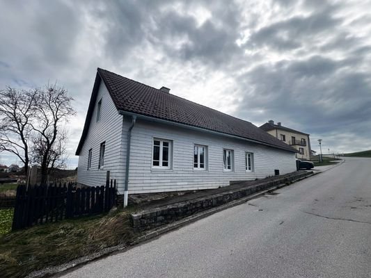 Gebäudeansicht von Strasse aus