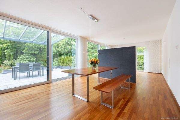 Essbereich mit raumhohen Schiebetüren