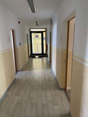 Blick vom Flur aus zum Eingang