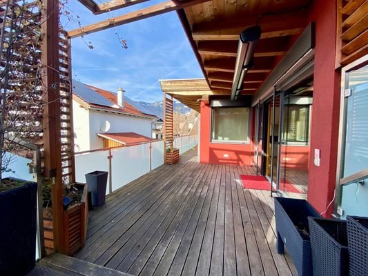 Große Terrasse zum Wohnzimmer mit elektrischer Sonnenschutzmarkise 