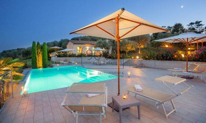 Luxusvilla mit Gästehaus und Panoramablick – Nähe Adria, Marken