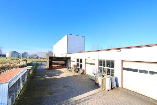 mit drei separaten Hallen