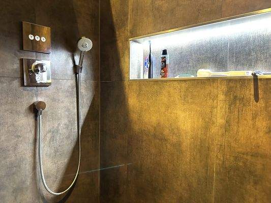 22 Dusche Bad 1 OG.jpg