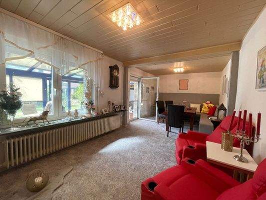 Wohnzimmer mit Ausgang zum Wintergarten