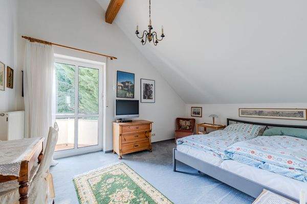 Helles Gäste- oder Schlafzimmer mit Zugang zum Bal