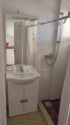 Acht moderne Badezimmer