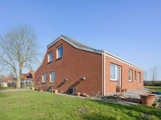 Rückansicht mit Terrasse