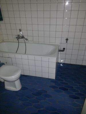 Badezimmer mit Waschmaschinen-Nische (Leerstand)