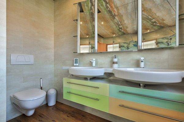 Doppelwaschtisch mit stilvollem Unterschrank