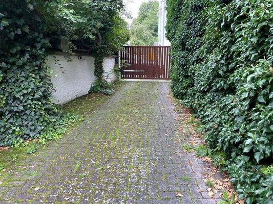 Außen Zufahrt zum Grundstück