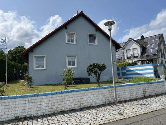 straßenseitig mit Vorgarten