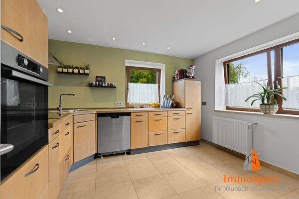 Einbauküche mit allen nötigen Elektrogeräten