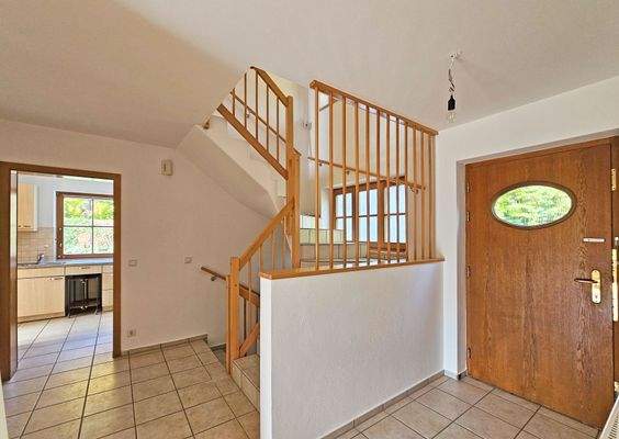 Treppenhaus mit Eingang und Blick in Küche