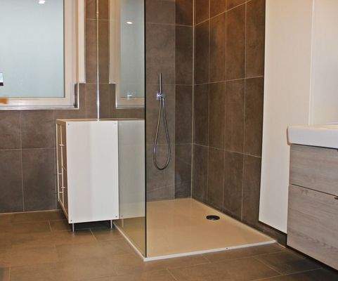 Bad mit ebener Walk-in-Dusche