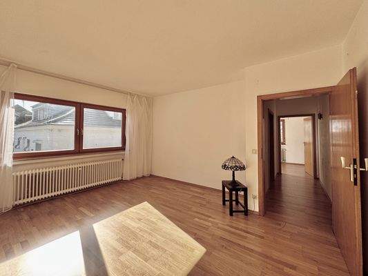 Schlafzimmer mit Zugang zum Bad