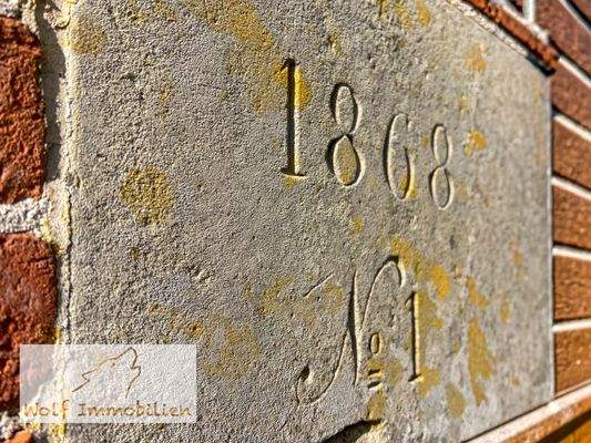 Sandsteintafel an der Scheune