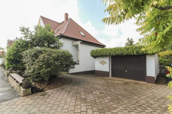 Garage und Stellplatz