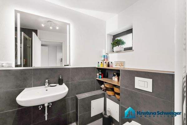 Bad EG mit Dusche und Fenster