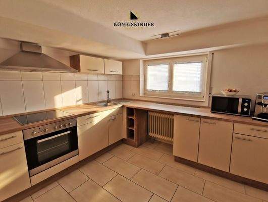 Freundliche Küche mit Essplatz