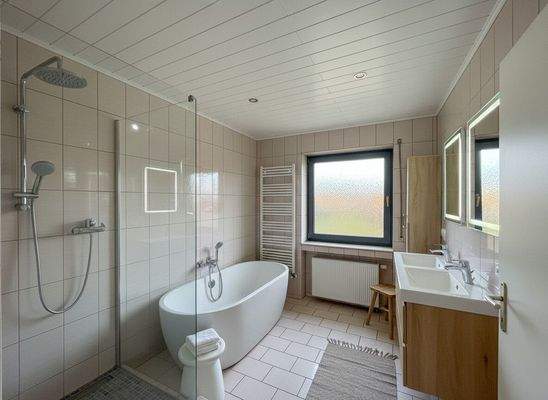 EG Bad mit Wanne und Dusche mit Einrichtungsbeispiel