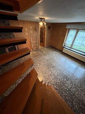 Diele mit Zugang zum Badezimmer und Treppe zur Wohnetage