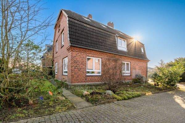 Bad-Bramstedt-Schönes-2-Parteienhaus-mit-sonnigem Garten-18