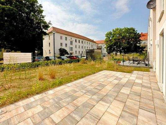 Großzügige Terrasse mit Garten - Referenzbild