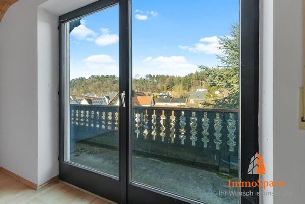 Großer Balkon mit Blick ins Grüne