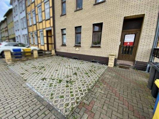 Stellplätze vor dem Objekt