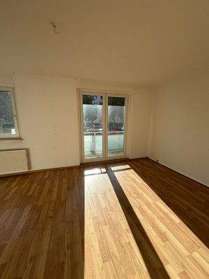 Helles Wohnzimmer mit Balkon