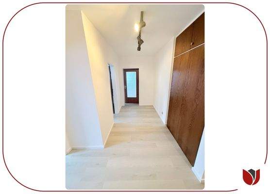 Geräumig: Diele mit neuem Fußbodenbelag und Einbau