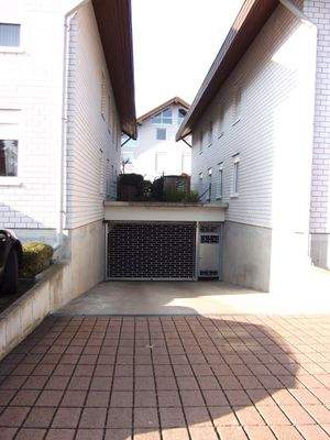 Einfahrt in die Tiefgarage von der Theodor-Heuss-Straße