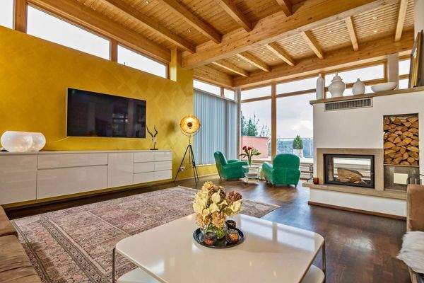 sehr großer und heller Wohnbereich mit Kamin