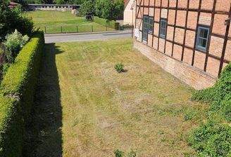 Südostgiebel und Grünsfläche davor.jpg