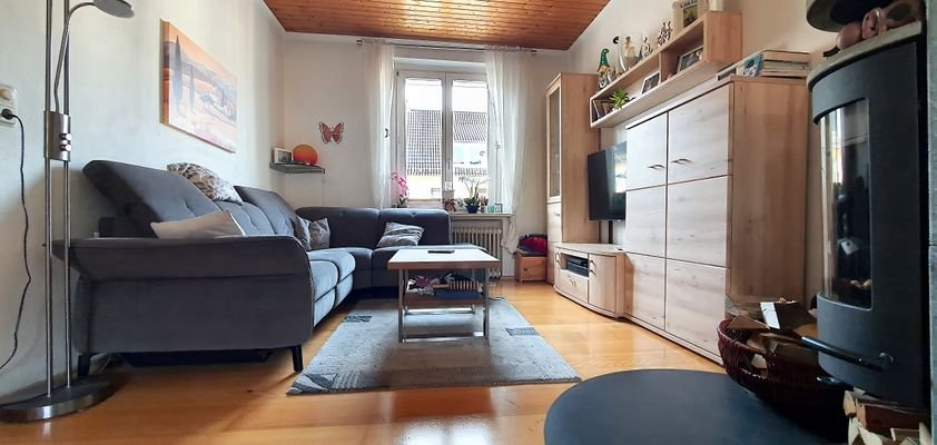 Ansprechender Wohnbereich mit Kamin