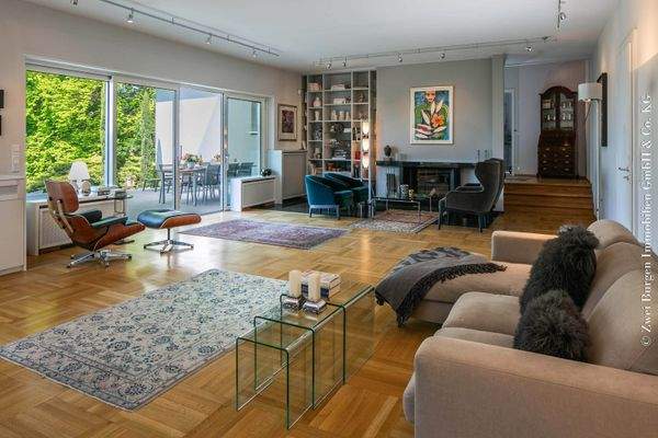 Wohnbereich mit hohen Decken