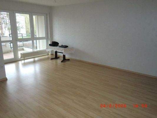 Hier könnten Sie den Eßplatz herrichten. Direkt vor der Küche.