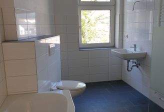 Bad mir Wanne, Dusche und Fenster.jpg