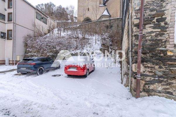 Parkplätze hinter dem Haus