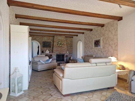 Wohnbereich mit rustikalem Kamin