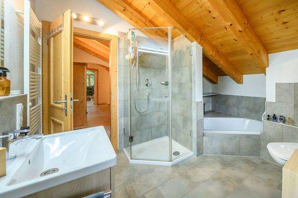 Hell gefliest mit Wanne und Dusche