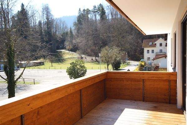 Auf dem großzügigen Balkon können Sie die Sonnenstrahlen genießen