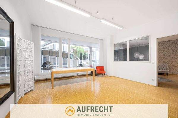 lichtdurchflutete Räumlichkeit mit Schaufenster